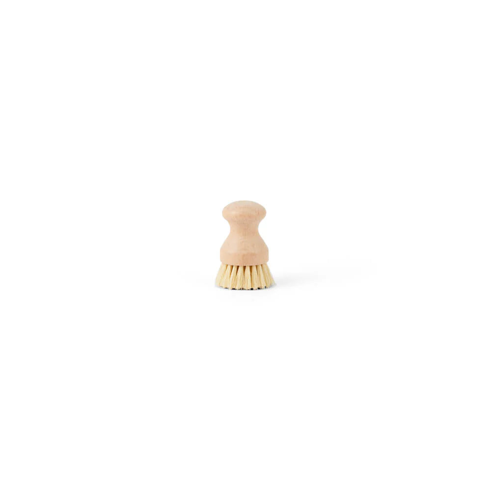 Natural banneton cleaning brush made from beechwood and tampico fibre viewed from the front