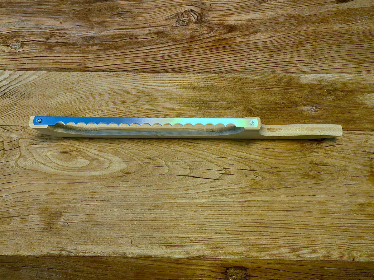 Side view of a bread knife with a bow-shaped handle, designed for precise and ergonomic cutting of bread.